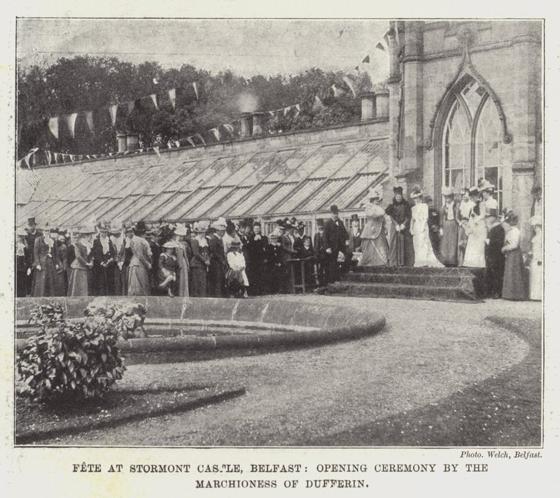 Ünnepély a Stormont kastélyban, Belfast, megnyitó ünnepségen Dufferin Marchionnesse alkotó: English Photographer