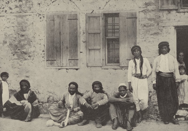 Halászok készítik hálóikat, Tiberias alkotó: English Photographer