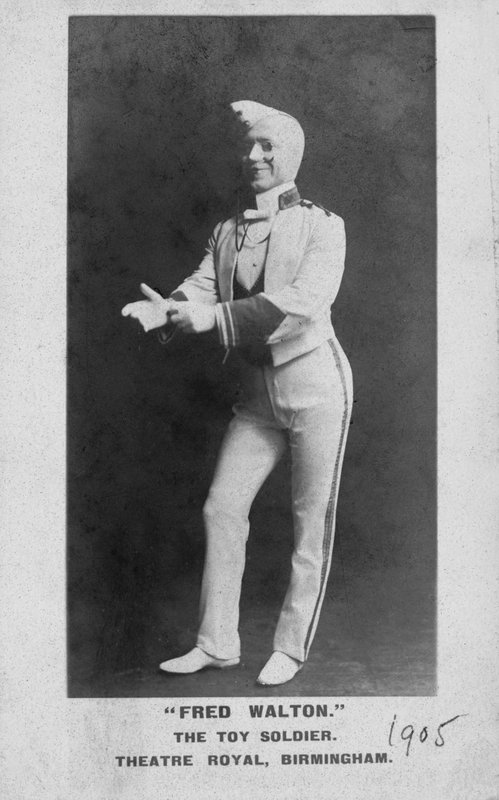 Fred Walton, angol születésű amerikai színpadi és filmszínész, mint The Toy Soldier (f/w fotó) alkotó: English Photographer