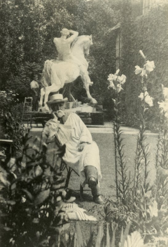 G F Watts a Little Holland House kertjében, a Melbury Roadon, Kensingtonban alkotó: English Photographer