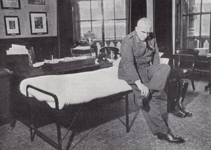Sir Edmund Ironside tábornok, a birodalmi vezérkar főnöke a hadihivatal irodájában, ahol gyakran aludt a második világháború alatt, 1939-1940 alkotó: English Photographer