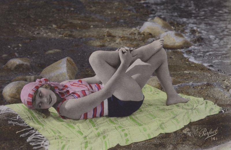 Törülközőn fekvő lány a strandon (színes fotó) alkotó: English Photographer