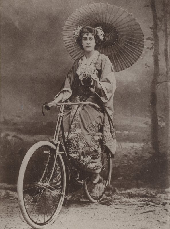 Lány kerékpáron, japán divat szerint öltözve alkotó: English Photographer