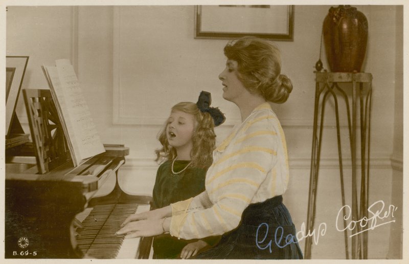 Gladys Cooper és a lány zongorán alkotó: English Photographer