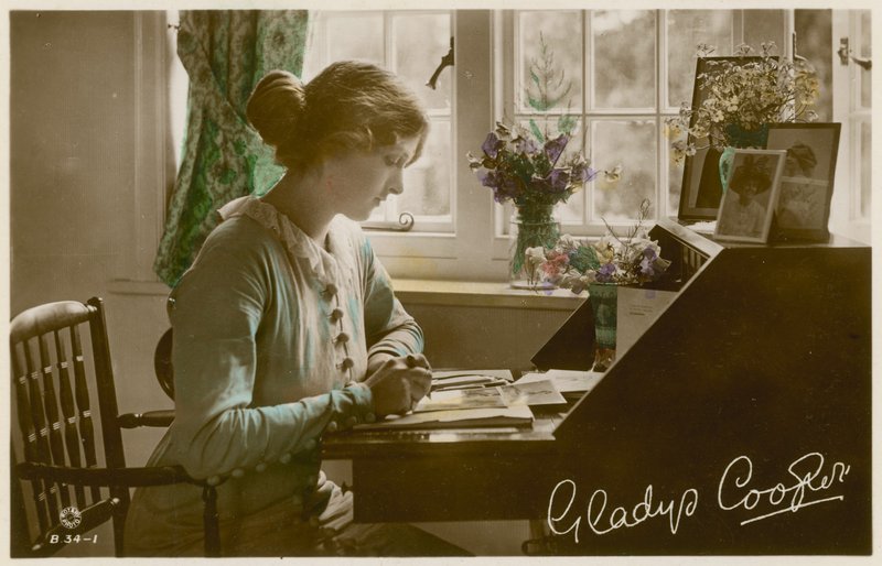 Gladys Cooper az íróasztalnál alkotó: English Photographer