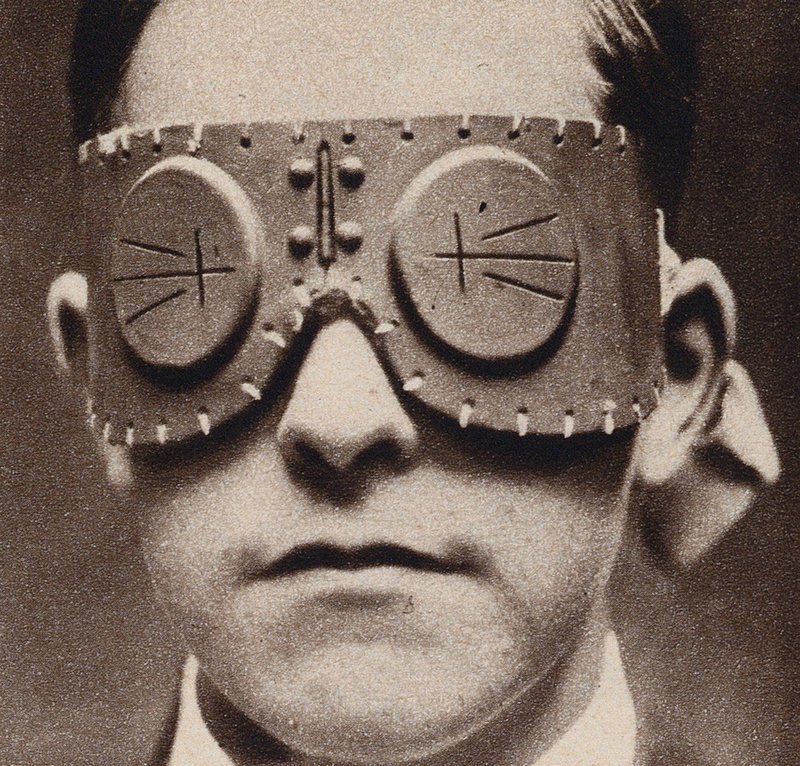 Szemüveg, amely megvédi viselőjét a gránátszilánkoktól, I. világháború (fekete-fehér fotó) alkotó: English Photographer