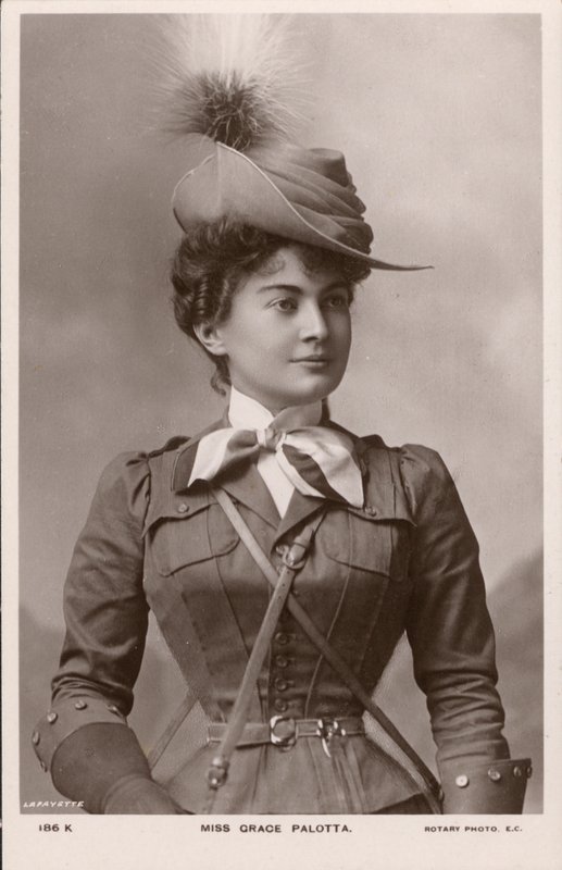 Grace Palotta, osztrák születésű színpadi színésznő, mint Daisy a The Messenger Boy című zenés vígjátékban (f/w fotó) alkotó: English Photographer