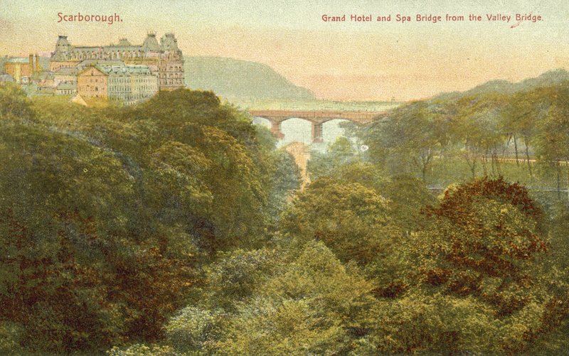 Grand Hotel és híd, Scarborough (színes fotó) alkotó: English Photographer