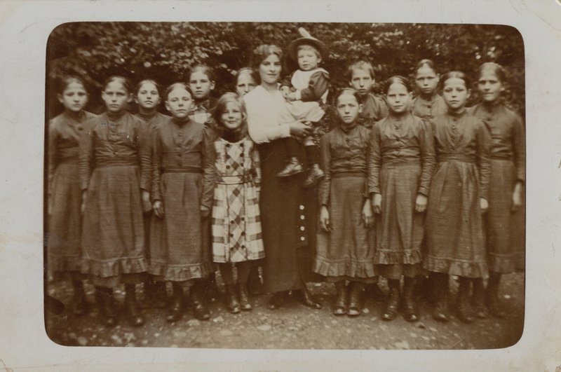 Feltehetően árvák csoportja, valószínűleg Barnardo gyermekei (f/w fotó) alkotó: English Photographer