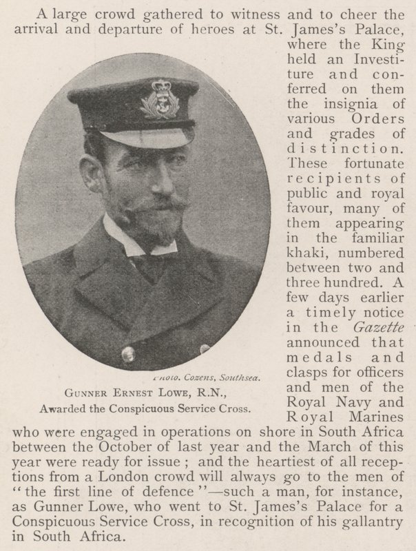 Ernest Lowe (RN) tüzér kitüntetésben részesült a Feltűnő Szolgálati Kereszttel alkotó: English Photographer