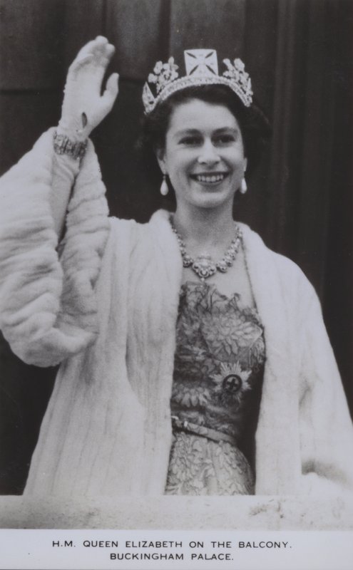 Erzsébet királynő az erkélyen, a Buckingham-palota (f/w fotó) alkotó: English Photographer