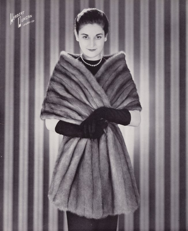 Herbert Duncan Furs: (fekete-fehér fotó) alkotó: English Photographer