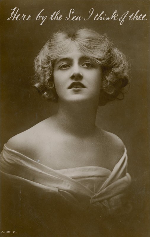 Itt a tenger mellett, rád gondolok, 1913-ban küldött képeslap alkotó: English Photographer