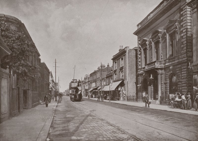High Street, Hounslow, jobb oldalon a Tanács irodáival alkotó: English Photographer