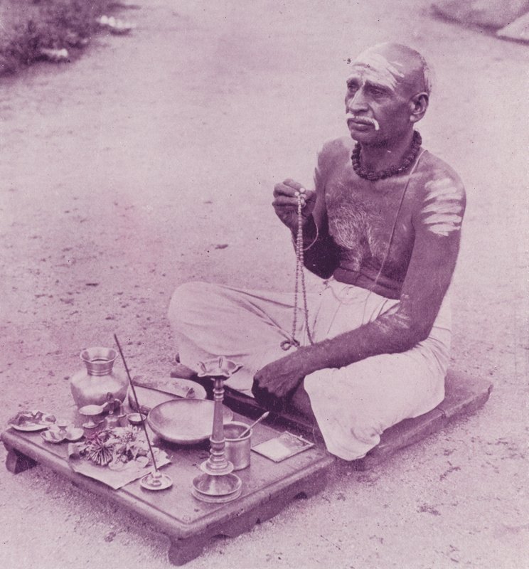 Hindu pap az áhítatainál alkotó: English Photographer