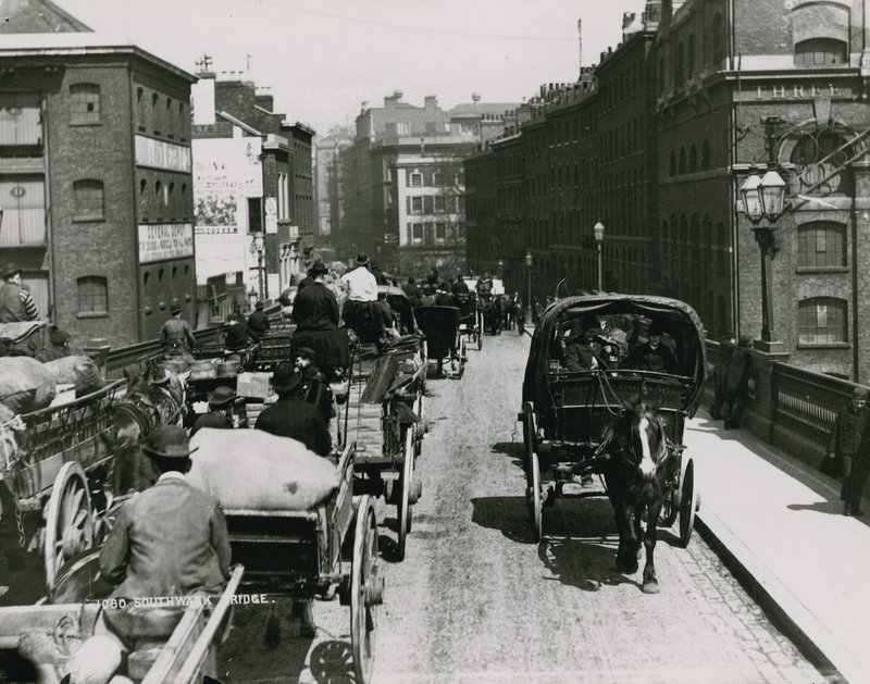 Lovas kocsik haladnak át a Southwark hídon alkotó: English Photographer