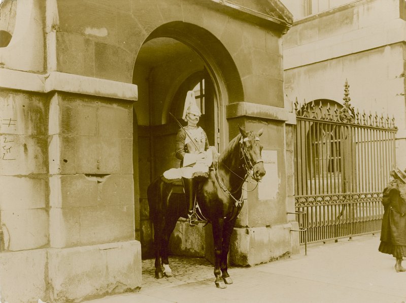 Lovas őrök alkotó: English Photographer