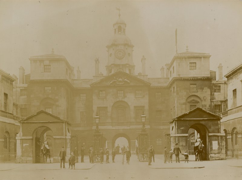 Horse Guards Parade, London alkotó: English Photographer