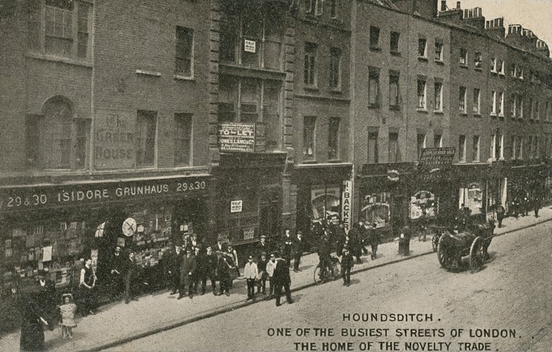 Houndsditch, London egyik legforgalmasabb utcája, az újdonságkereskedelem otthona, London alkotó: English Photographer