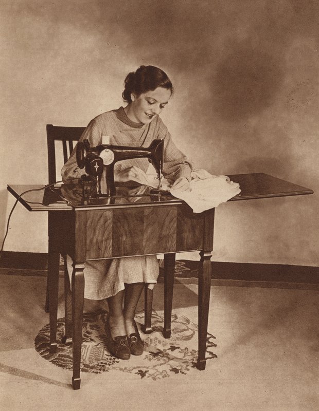 Háziasszony munka közben a varrógépen, 1930-as évek közepe (fekete-fehér fotó) alkotó: English Photographer