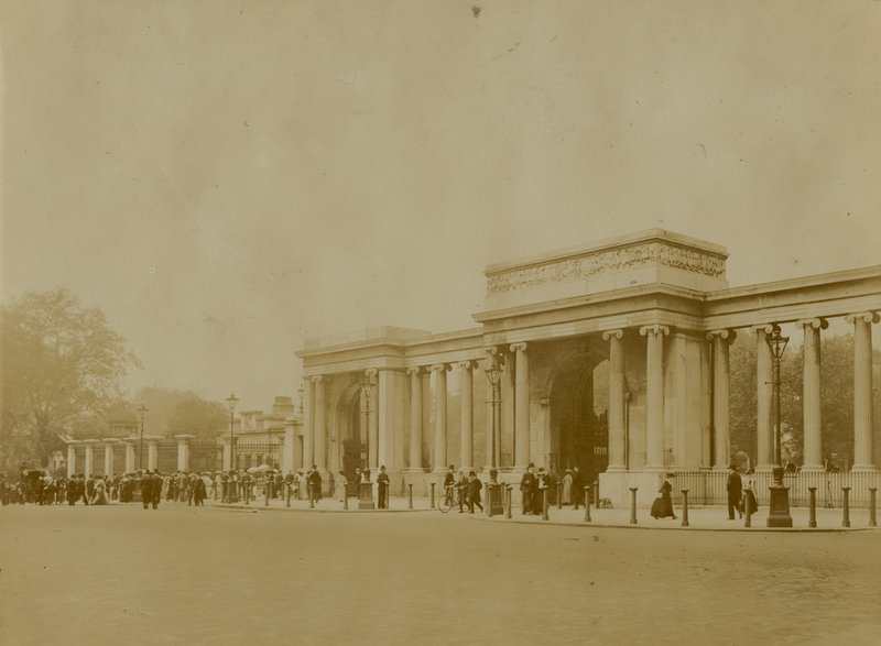 Hyde Park Corner, London alkotó: English Photographer