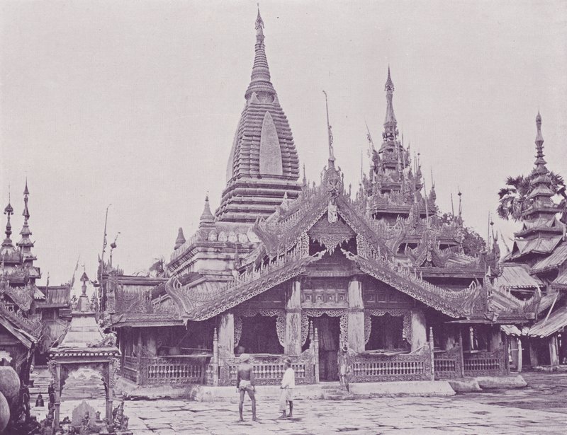 Khawn vagy Canopy Pagoda előtt, Pogány alkotó: English Photographer