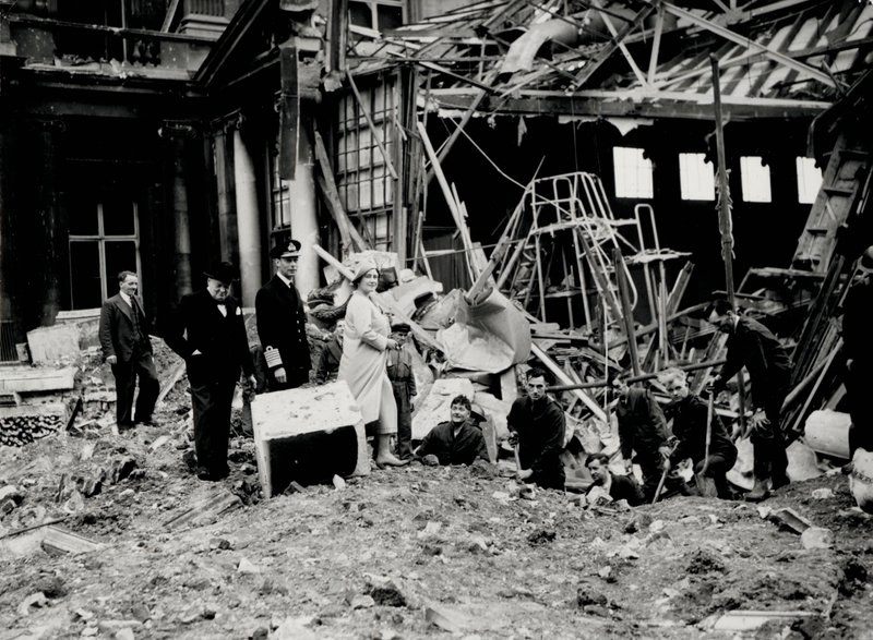 VI. György király és Erzsébet királynő Winston Churchill-lel együtt felmérik a bombakárokat, feltehetően a Buckingham-palotában (f/w fotó) alkotó: English Photographer