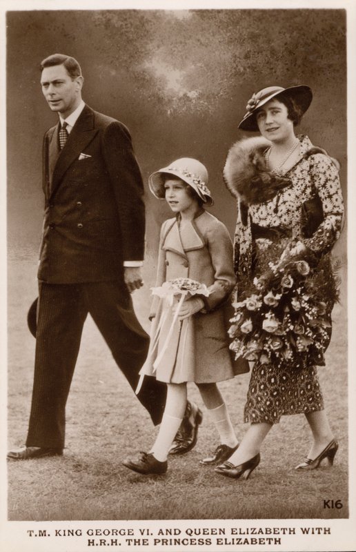 VI. György király és Erzsébet királynő lányukkal, Erzsébet hercegnővel (később II. Erzsébet királynővel) (f/w fotó) alkotó: English Photographer