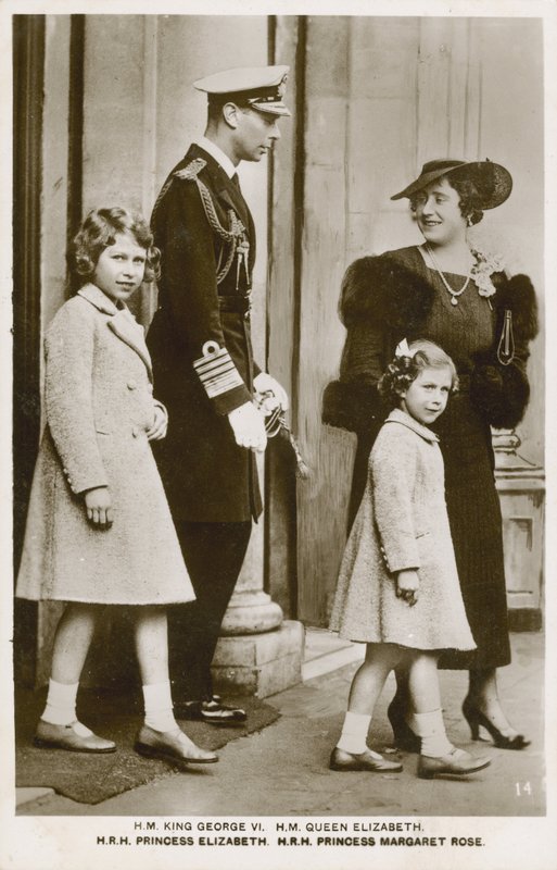 György király és Erzsébet királynő lányaikkal, Erzsébet és Margit hercegnőkkel (f/w fotó) alkotó: English Photographer