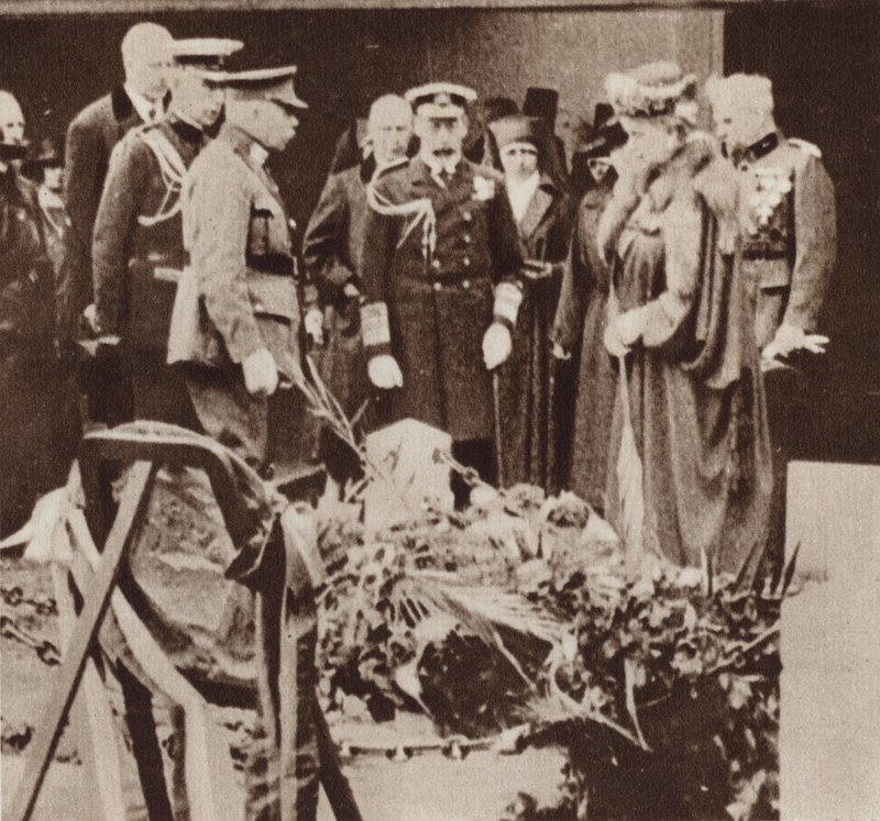 V. György király tiszteletét fejezi ki Edith Cavell nővér sírjánál Belgiumban (f/w fotó) alkotó: English Photographer