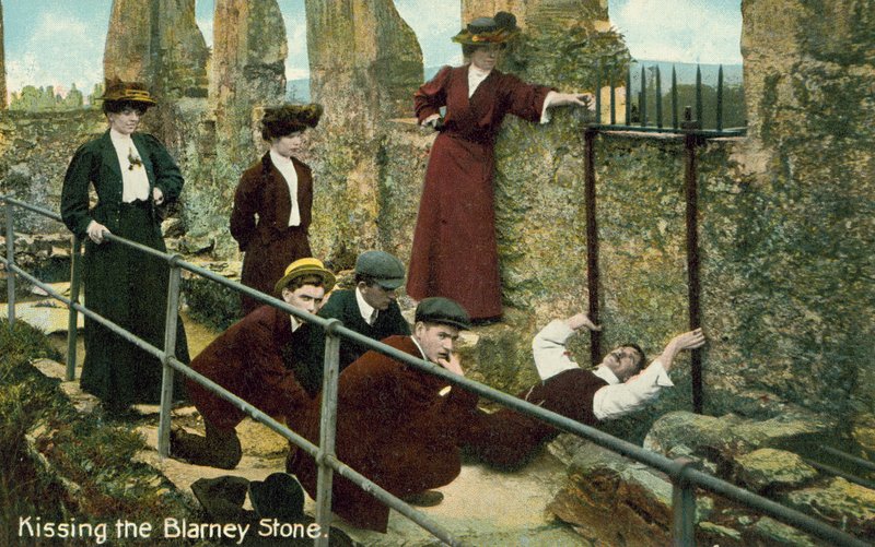 Csók a Blarney-kővel (színes fotó) alkotó: English Photographer