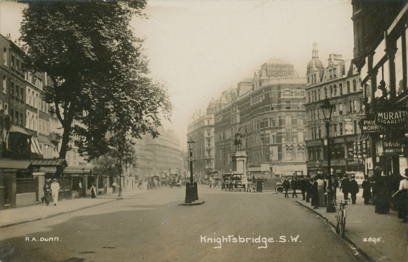 Knightsbridge, London alkotó: English Photographer