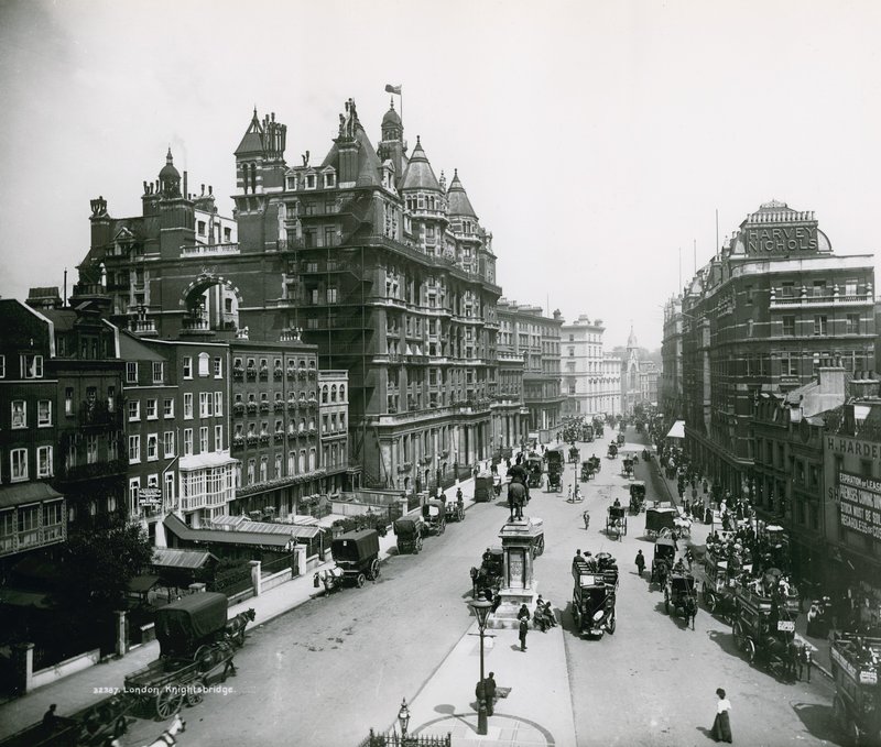 Knightsbridge, London alkotó: English Photographer