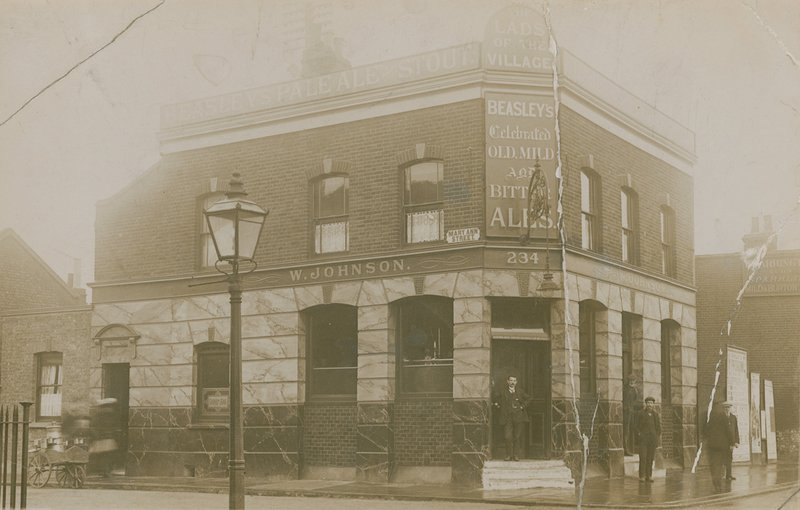 Lads of the Village, Mary Anne Street, Stepney, London alkotó: English Photographer