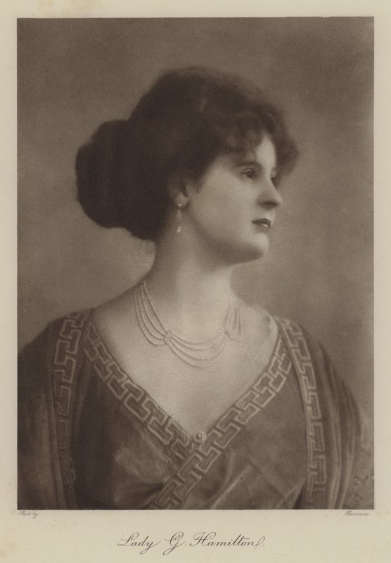 Lady G Hamilton (fekete-fehér fotó) alkotó: English Photographer