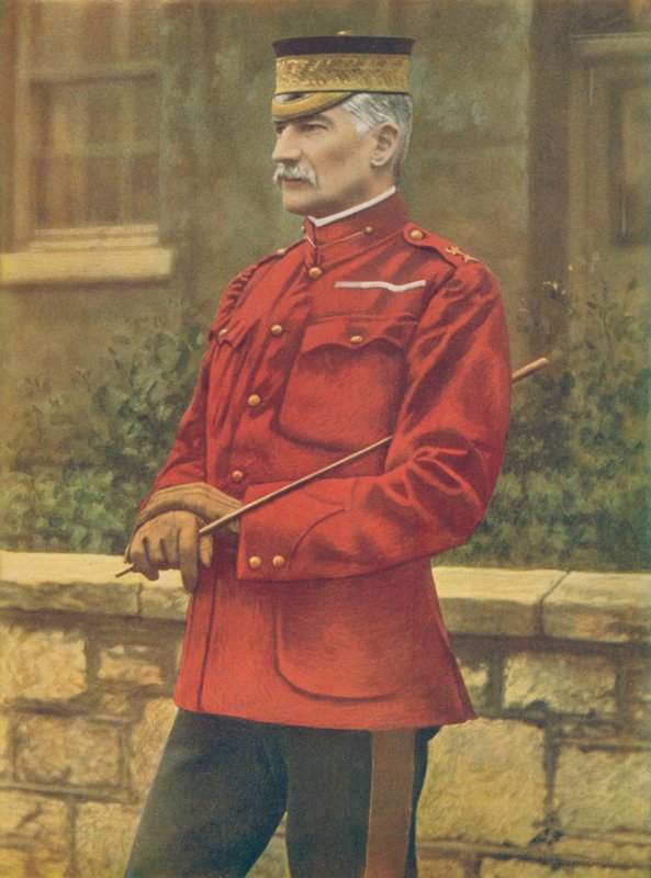 Főhadnagy Sir Frederick W. E. F. Forestier-Walker, Kommunikációs Parancsnokság, Dél-Afrika. Skarlát levetkőző járőrkabátban alkotó: English Photographer
