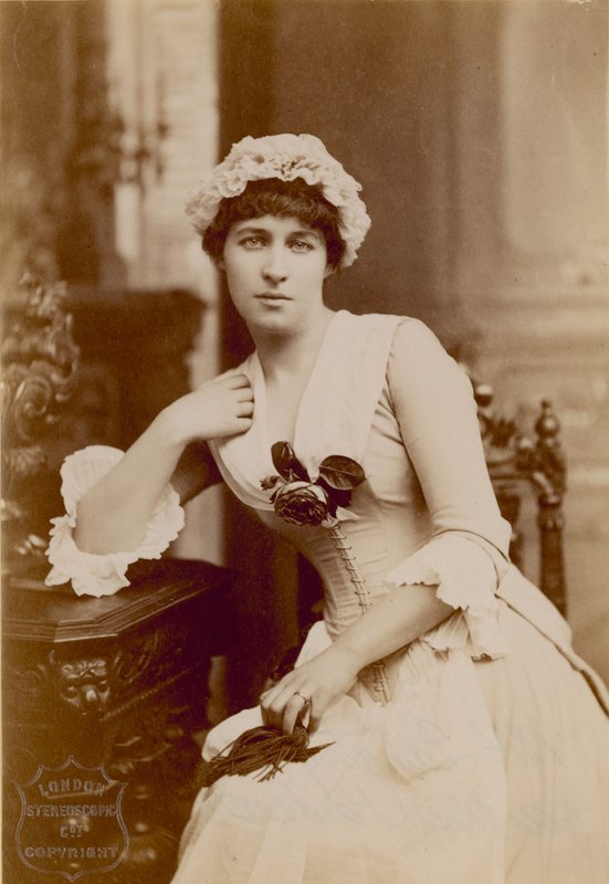 Lillie Langtry, színésznő, fénykép Miss Hardcastle szerepében alkotó: English Photographer