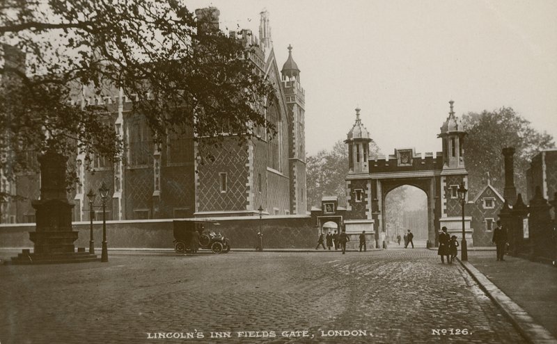 Lincolns Inn Fields Gate, London alkotó: English Photographer