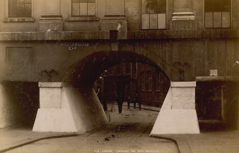 Lincolns Inn Gate, London alkotó: English Photographer