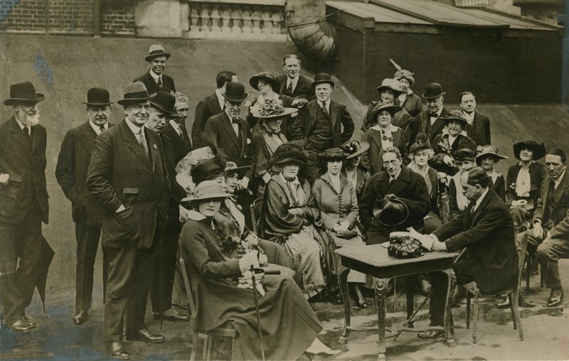 Hallgatva, ahogy Sir James Barrie olvasta a Csodálatos Crichtont a Wyndhams-tetőn 1912-ben alkotó: English Photographer