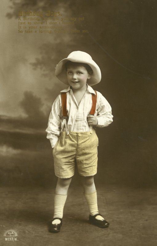 Kisfiú piros fogszabályzós (színes litho) alkotó: English Photographer