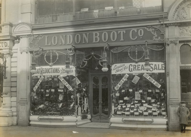 London Boot Company alkotó: English Photographer