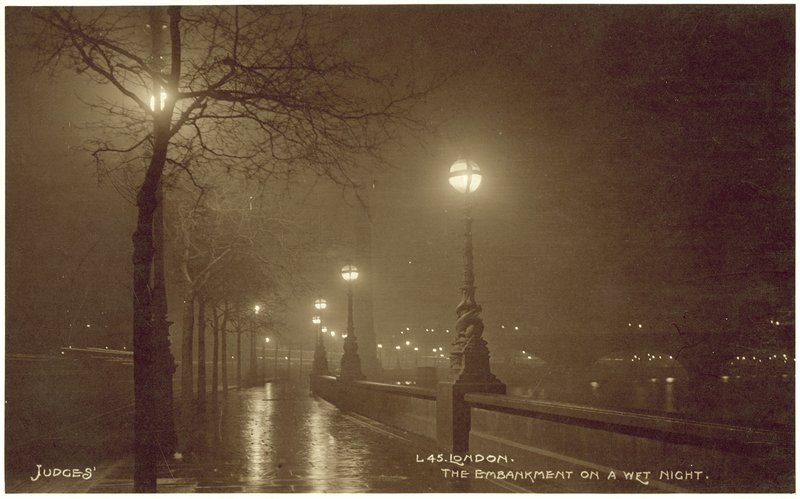 London, az Embankment egy esős éjszakán (fekete-fehér fotó) alkotó: English Photographer