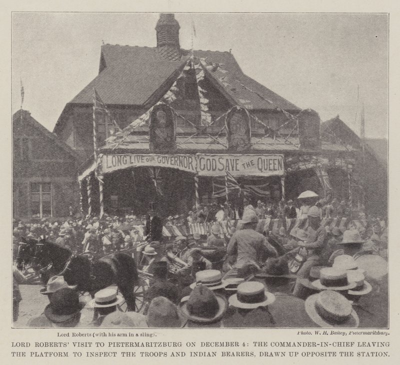 Lord Roberts látogatása Pietermaritzburgban december 4-én, a főparancsnok elhagyja a platformot, hogy megvizsgálja a csapatokat és az indiánhordozókat, az állomással szemben. alkotó: English Photographer