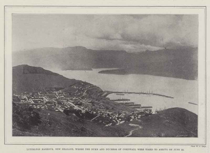 Lyttelton kikötő, Új-Zéland, ahová Cornwall hercegének és hercegnőjének június 22-én kellett megérkeznie alkotó: English Photographer