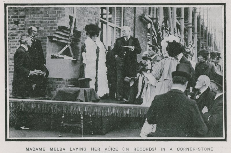 Madame Melba egy sarokkőben rögzíti a hangját alkotó: English Photographer