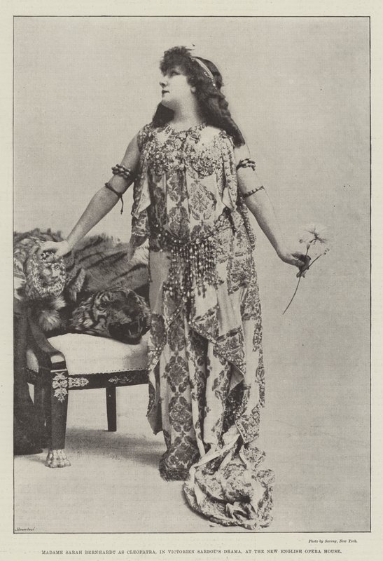 Madame Sarah Bernhardt Kleopátra szerepében a Victorien Sardous drámában, az Új Angol Operaházban alkotó: English Photographer