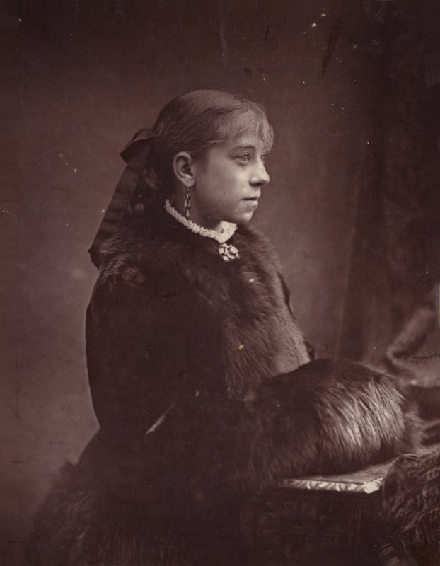 Madlle Sara alkotó: English Photographer