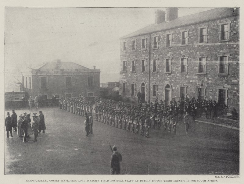 Gosset vezérőrnagy megvizsgálja a Lord Iveaghs Field Hospital személyzetét Dublinban, mielőtt elindultak Dél-Afrikába alkotó: English Photographer