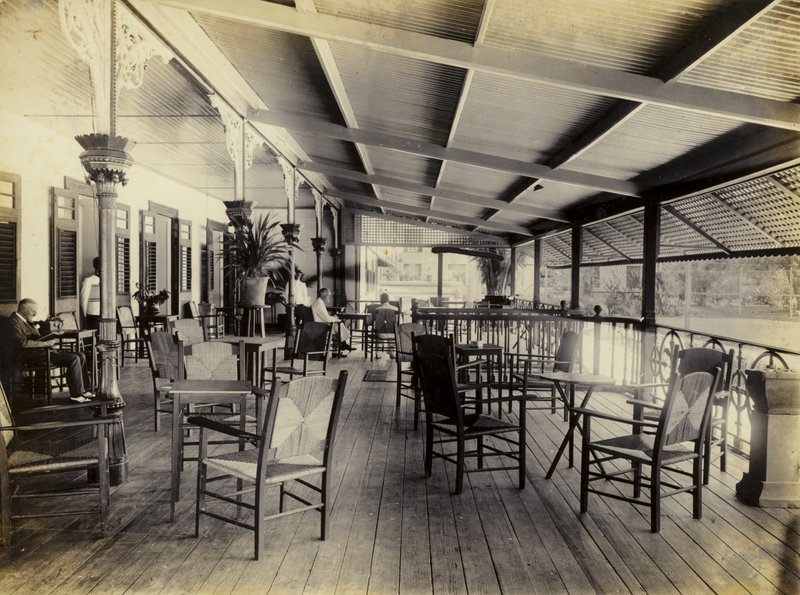 Marine Hotel, Veranda, 1895 alkotó: English Photographer